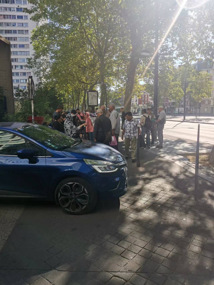 JanineTutor95's tweet photo. Il faut poster des agents qui restent sur place de 9h à midi pour enrayer l'installation de ce marché sauvage quotidien Boulevard Masséna (porte de Choisy) ce n'est plus possible ! @mairiedu13 @jerome_coumet @prefpolice @Anne_Hidalgo https://t.co/Nj4A91VBPK