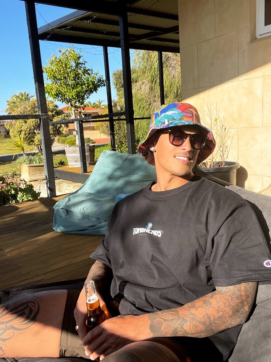 Tombheads turns 1 in 2 weeks 🥹🎉

🗿🔫
Tombheads themed auction night is brewing 

If you’re an artist and would like to join in on the party please get in touch

There’s no better way to celebrate our first birthday

I’ll be giving away some Tombhead T’s on the night 🥰