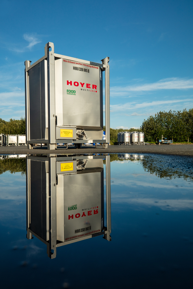 Our heatable Intermediate Bulk Container (IBC) celebrates its 25th anniversary! Developed in 1997, the demand has grown steadily since then. Of our 50,100 IBCs, around 12 per cent are now electrically heatable. More information: hoyer-group.com/en/advantages/… #HOYERGroup #logistics