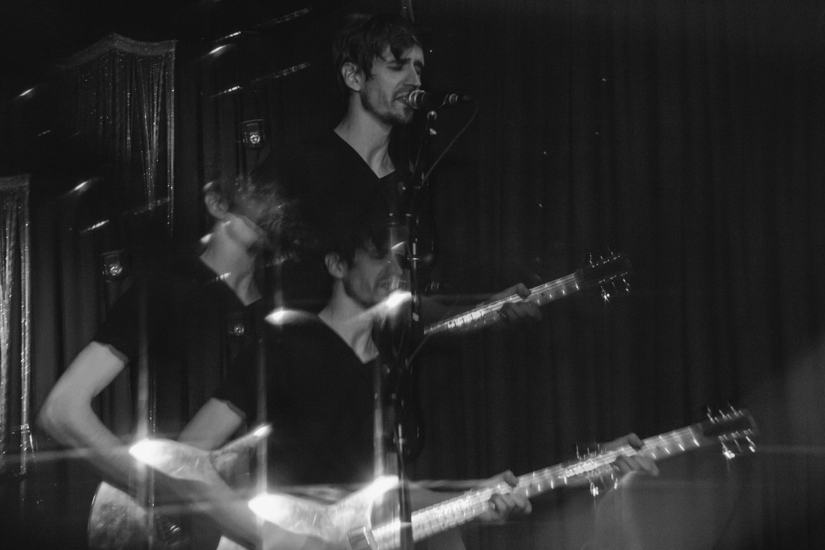 Simultaneously particle and wave