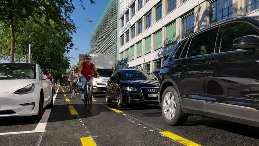 Todesstreifen beim Tagi ist weg. ✅ Dorring-Gefahr markiert.⚠️ Aber warum hat man die Parkplätze nicht zu Gunsten eines breiteren Velostreifens entfernt❓ 😰
<a href="/stadtzuerich/">Stadt Zürich</a> <a href="/VeloMenschen/">Velo Mänsche Züri</a> <a href="/velorution_ch/">Vélorution</a> <a href="/datamapio/">Datamap</a> <a href="/velozuerich/">#veloZH</a> #veloZH