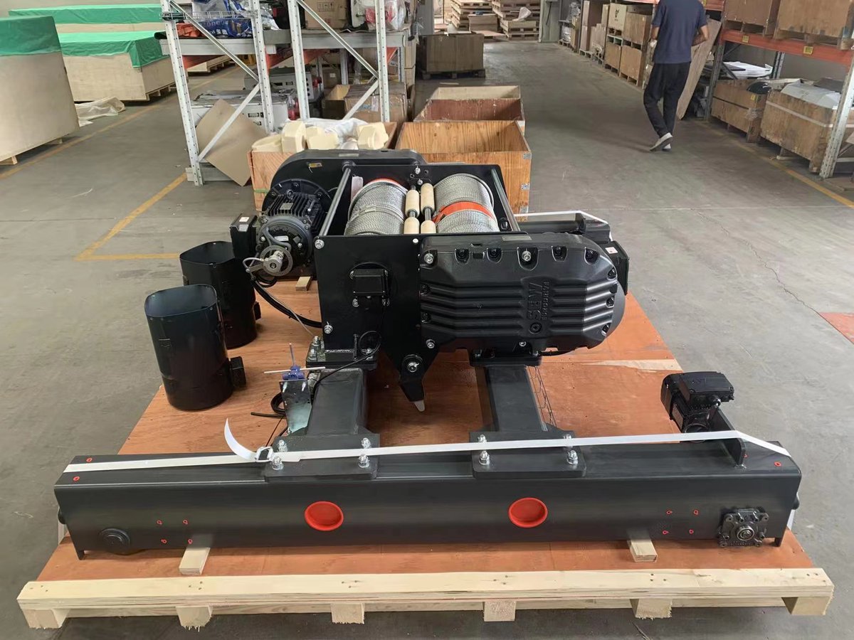 Double drum, used with spreader #lifting #liftingequipment #cranes #cranelife #construction #industrialservices #engineering #heightsafety #projects #quality #WORLDHOISTS #hoists #winch