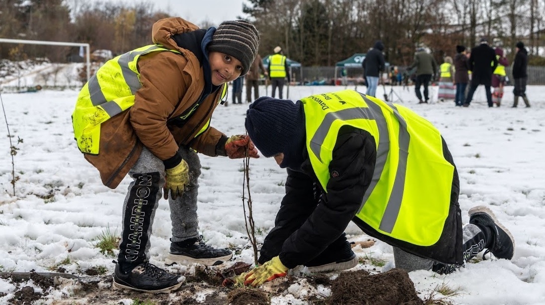 bradfordmdc's tweet photo. So far we've planted around 26,000 trees for our #TreeforEveryChild project, and with the help of our partners, held planting sessions with over 1,000 children and adults, which also raise awareness of climate action and how we can all make a difference. https://t.co/ixH0NIk0Eh https://t.co/ujCKCQzrED