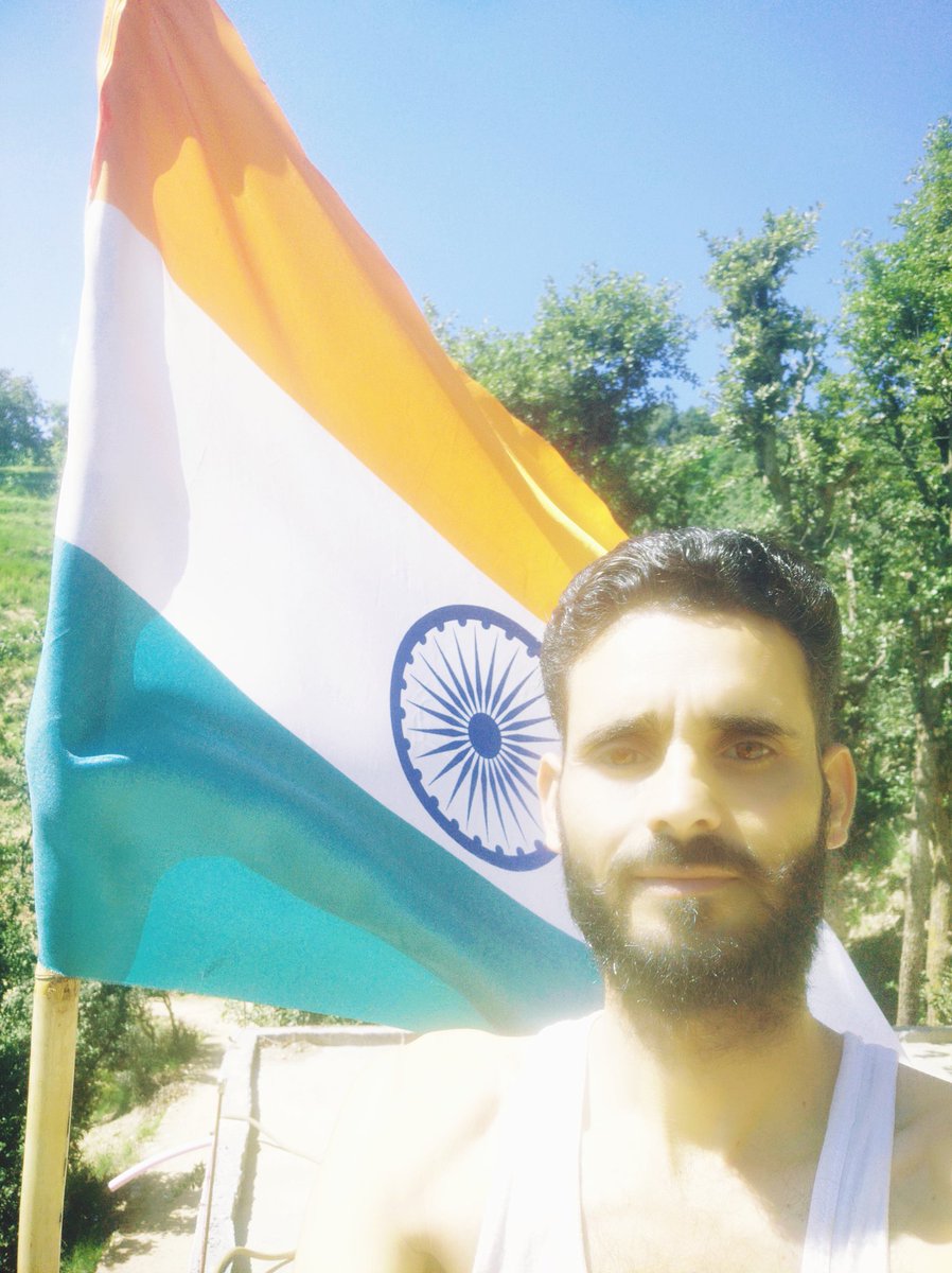 SanjayPanditjii's tweet photo. Selfie with Tranaga #HarGharTiranga https://t.co/ugSx3H2aQQ