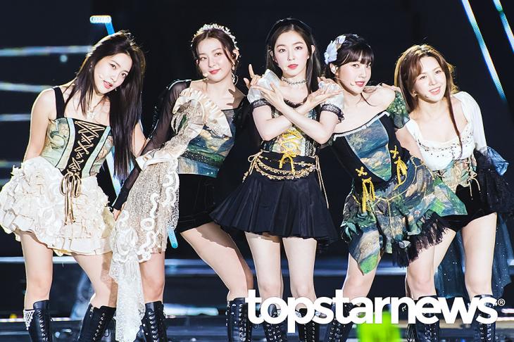 TSN_PHOTO's tweet photo. “콘서트 돌려놔”…NCT드림 콘서트 재개→‘데뷔 8주년’ 레드벨벳(Red Velvet) 콘서트는 무한 연기? 팬덤 분노
https://t.co/sfZV0BKxIH #레드벨벳 #RedVelvet https://t.co/TZYQAqpzzm