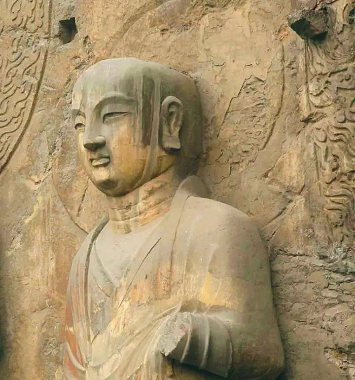 GrottoesLongmen's tweet photo. If Fengxian Temple represents the highest achievement of stone carving art in Tang Dynasty, Lushena Buddha is just like the most brilliant pearl. Then do you know who these statues beside Lushena Buddha are? Leave your answer in comments! #Longmenhistory https://t.co/DgXF16fVcV