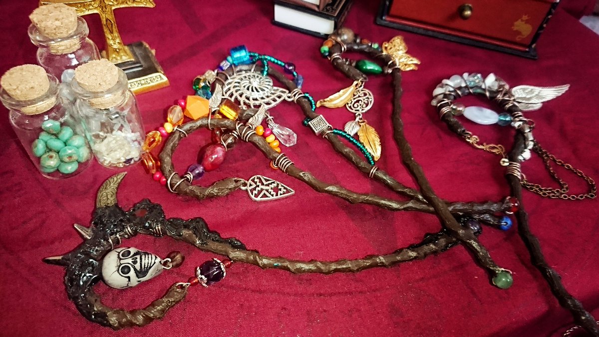 #星森魔法市 4/15出展
【 テト召喚舎 】
ドールやぬい、あみぐるみ向けのアイテム等はこんな感じ。
◆豆魔術書(オリジナル言語『アルク語』で作られています)
◆ゴブラン織りの魔法つかい帽子
◆上級魔術師のローブ
◆エスクォズ・ロッド(引用ツイート)
などなど…