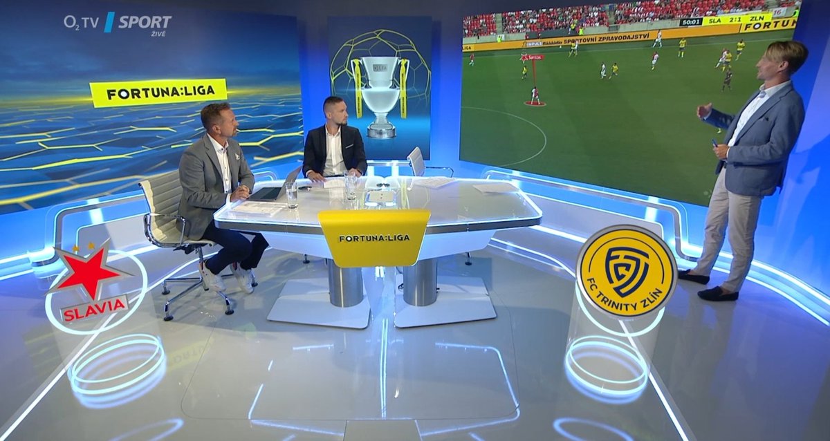 MarekKindernay's tweet photo. Pohled do zákulisí @O2TVSportCZ. Je hodně lidí,  které před kamerou neuvidíte. Režiséři, kameramani, střihači nebo analytik u elektronické tužky. Našemu @RomanMerkl neřekne nikdo jinak než "Pan tužka" a je to borec! Chystáme pro něj ještě lepší technologii. Díky za takové kolegy! https://t.co/VBWZGGu7Bz