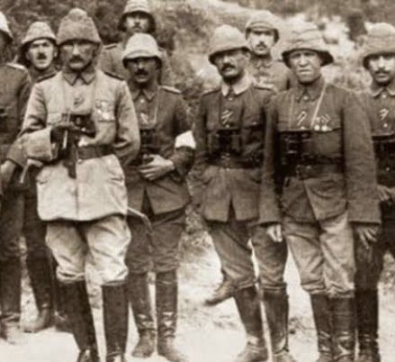 Bugün I.Anafartalar Zaferinin 107.yıldönümü.  Anafartalar Grup Komutanı Kurmay Albay Mustafa Kemal'in önderliğinde kazanılan bu zafer Britanya ve sömürge güçlerine 18 Mart deniz zaferinden sonra atılan en büyük ikinci tokattır. Tüm şehitlerimize ve gazilerimize rahmet diliyorum.