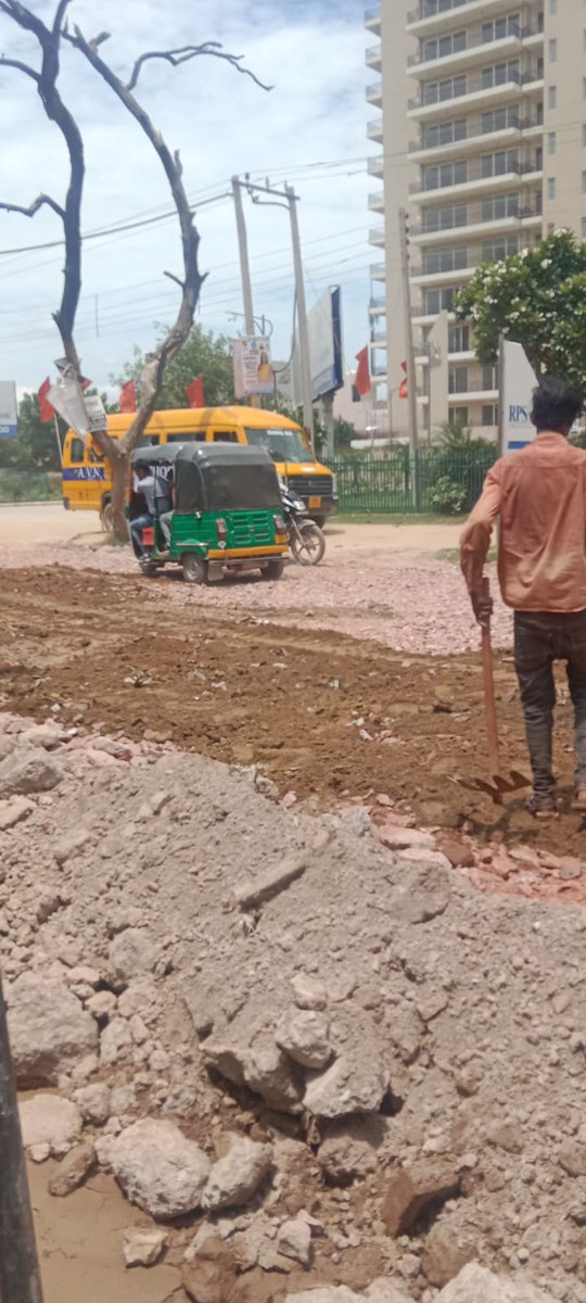 asadjansari's tweet image. @swasavana taking matters in their own hands to repair the approach road to RPS City, Sector 88, Faridabad. Taxpayers taking matters in their own hands as officials at MCF and ministers in power are sleeping. What a Shame @PMOIndia @rajeshnagarfbd @smartcityfbd @DistrictAdm_FBD