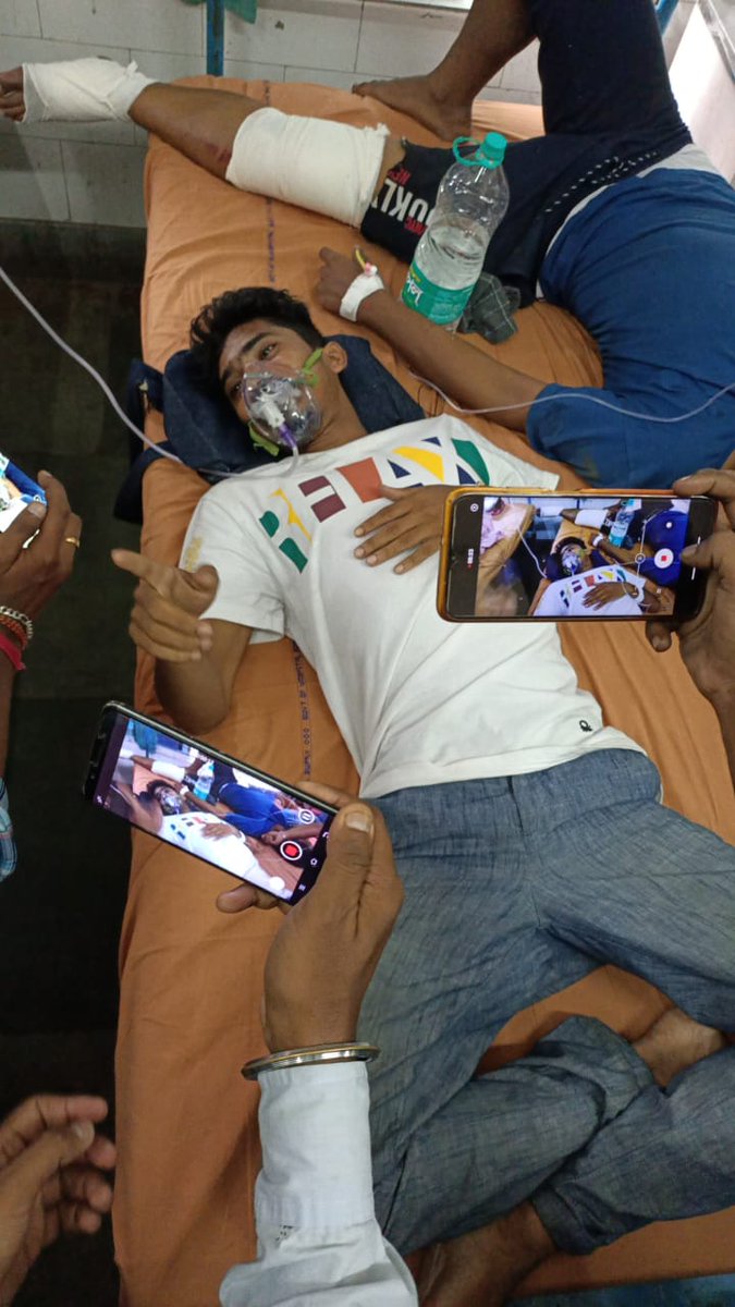 Saptarshisrkr's tweet photo. Today as hundreds of  @ABVPBanga karyakartas gathered before the Durgapur College for protest against ongoing SCC scam  ABVP's peaceful protest  was attacked by police and Trinamool goons. 20 of our karyakartas are injured in this attack 
 are admitted to durgapur Hospital https://t.co/cEXFpS0rKY