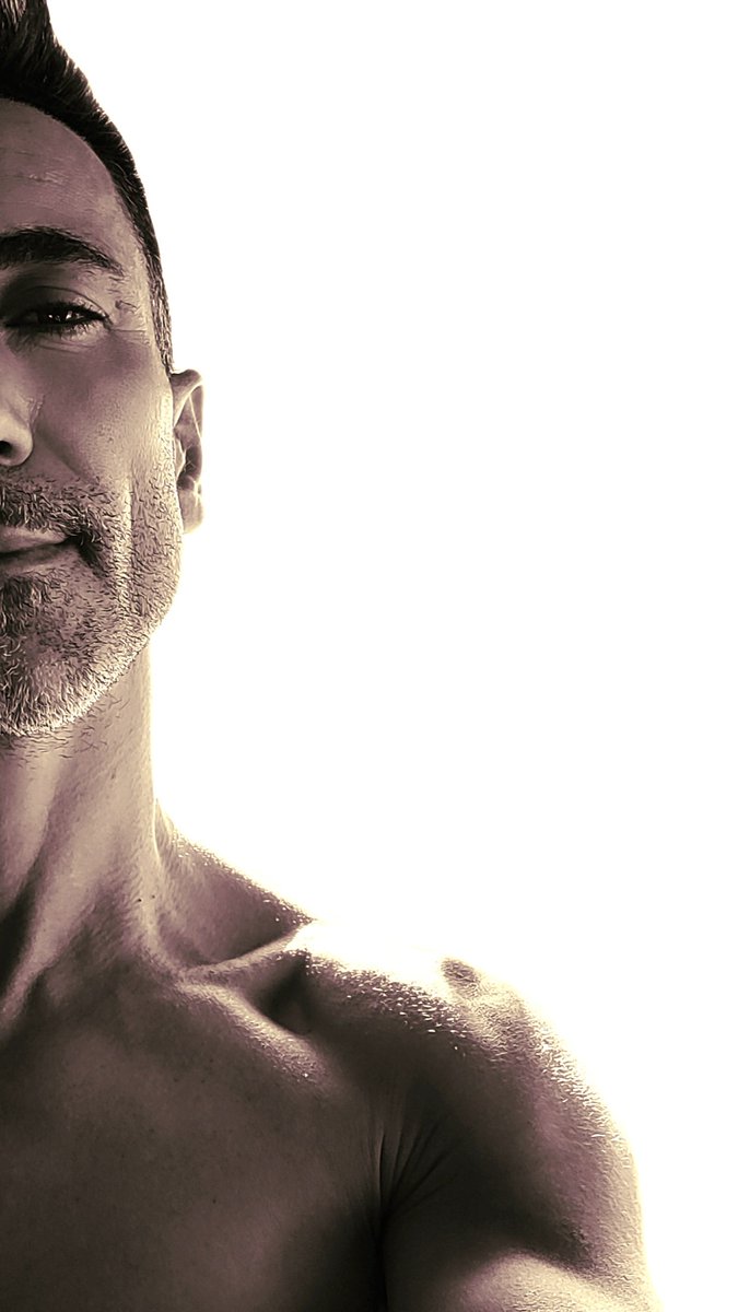 caballerete40's tweet photo. Fuera de las sombras un momento para mostrar al ciberespacio tuitero que antes de la lujuría y el deseo hay una sonrisa sincera con ganas de mostrarse y de contagiarse. #miercolesdebarbas
#miercolesdesonrisascontagiadas #assyunkie #asswatcher #pontea4quetecomotodo #gingeralways https://t.co/M9fliHV0qd