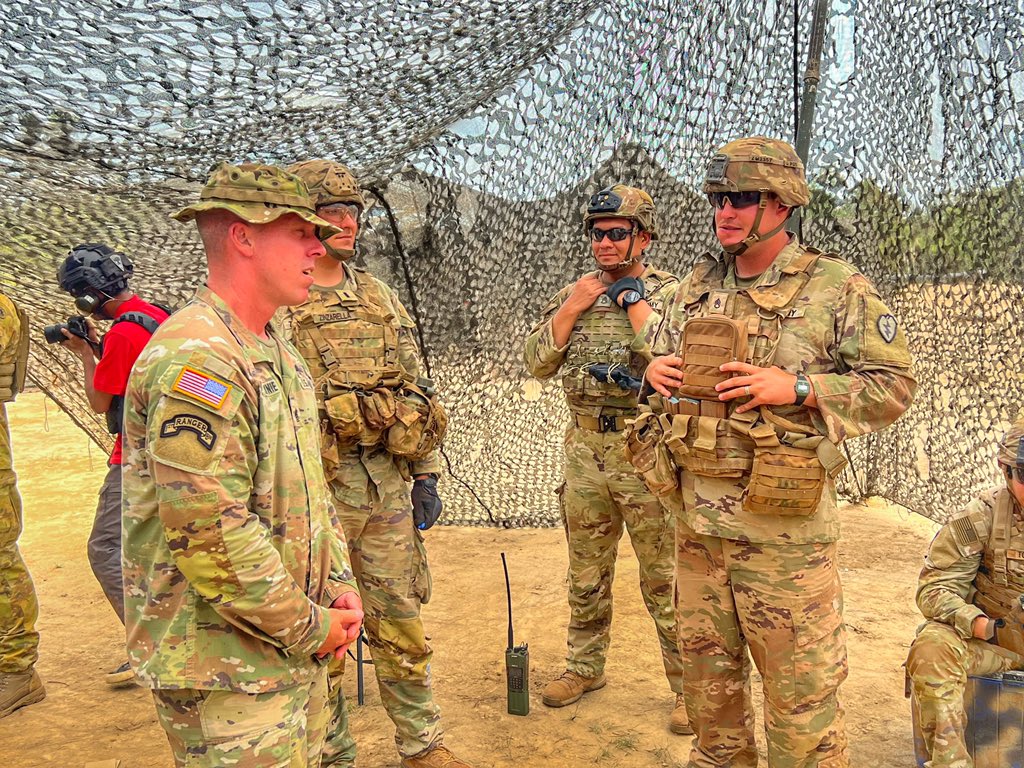 Had a great visit at our firing point today from @25thIDCG and his Division CSM. Bronco 6 and Bronco 7 joined them as well This platoon is calibrated and ready for the CALFEX! #SuperGarudaShield #NeverBroken #Indonesia 🇺🇸🇮🇩 @25thID