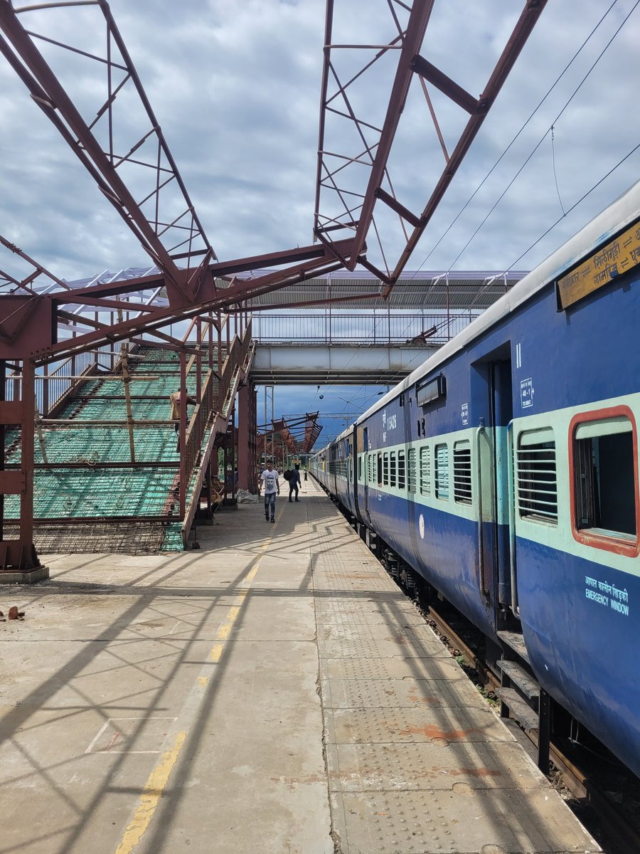 Construction of Full length PF shed going on at PF 4. Construction of new FOB also going on at SGUJ. #SiliguriJunction @RajuBistaBJP @drm_kir @RailNf