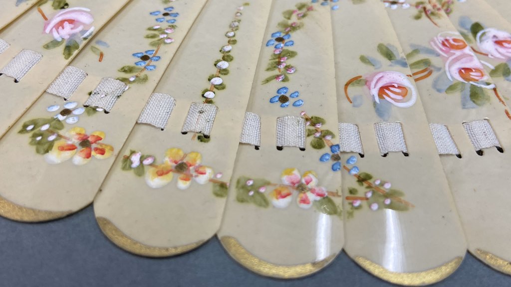 Meerhund's tweet image. Aus Oppas Schatzkammer: Ein Celluloidfächer, laut Netz von ca. 1920-1940. Fächelt noch wie neu und scheppert ganz unnachahmlich 😅
- Konnte ich der geneigten Leserschaft nicht vorenthalten 🙃
!B #faecher #100jahre #bluemchen #handgemalt #kunsthandwerk