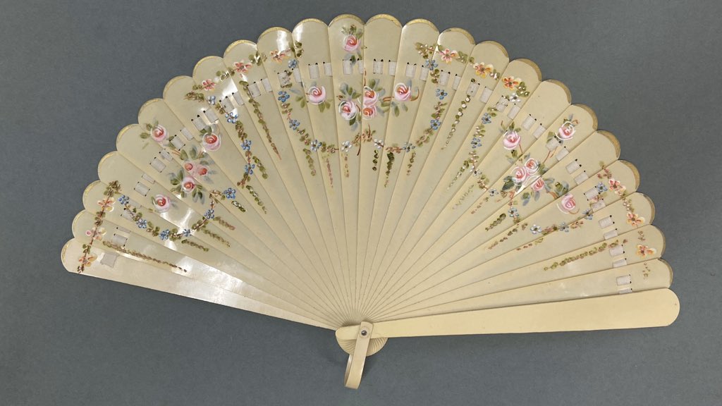 Meerhund's tweet image. Aus Oppas Schatzkammer: Ein Celluloidfächer, laut Netz von ca. 1920-1940. Fächelt noch wie neu und scheppert ganz unnachahmlich 😅
- Konnte ich der geneigten Leserschaft nicht vorenthalten 🙃
!B #faecher #100jahre #bluemchen #handgemalt #kunsthandwerk