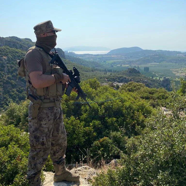 kusadasigov's tweet photo. Polis Özel Harekat orman yangınları ile mücadele kapsamında nöbetini sürdürüyor.
#OrmanCandır
#OrmanVatandir
@AydinValiligi @OGMgovtr @TCTarim @EmniyetGM @tcbestepe https://t.co/DyUcQnyVHL