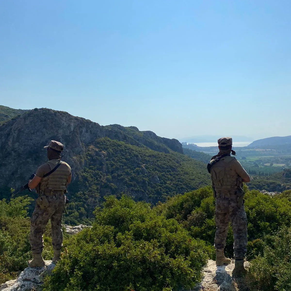 kusadasigov's tweet photo. Polis Özel Harekat orman yangınları ile mücadele kapsamında nöbetini sürdürüyor.
#OrmanCandır
#OrmanVatandir
@AydinValiligi @OGMgovtr @TCTarim @EmniyetGM @tcbestepe https://t.co/DyUcQnyVHL