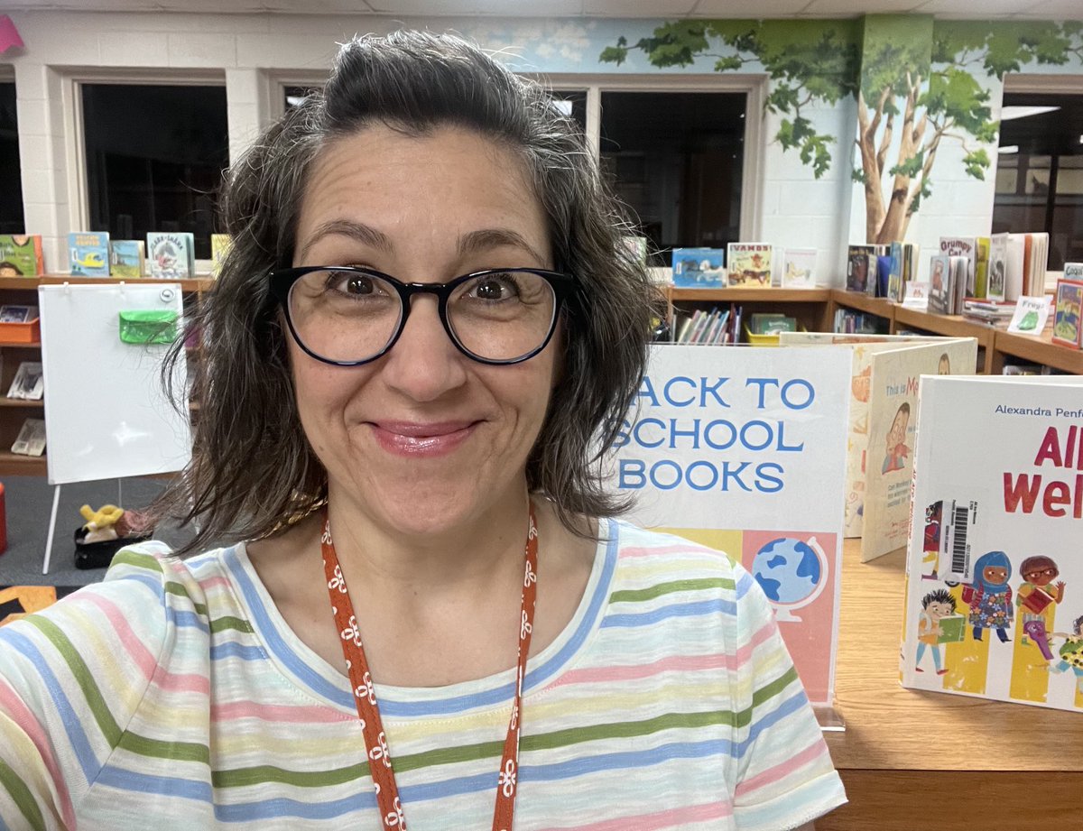 serna_library's tweet image. Ready for year 18 of growing our future leaders! #OneTeamOneDream ⁦@SernaSammySeal⁩ ⁦@NEISDLibrary⁩ #ReadersAreLeaders ⁦⁦@NEISD⁩