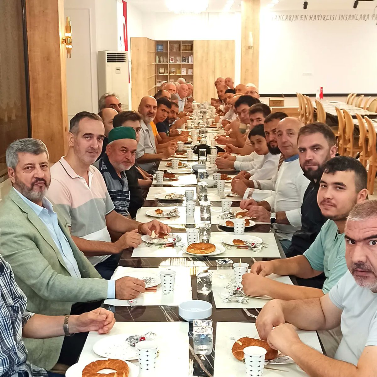 Ahev Vakıf etkinlikleri bu hafta  Ekrem Özen Camiinde sabah namazı buluşmasıyla başladı Kur'an ı Kerim tilaveti, sohbet, ilahiler, duadan sonra Ahev salonunda kahvaltıyla program tamamlandı
Tanışma, kaynaşma ve muhabbet vesilesi olan bu programa katılan herkese teşekkür ediyoruz