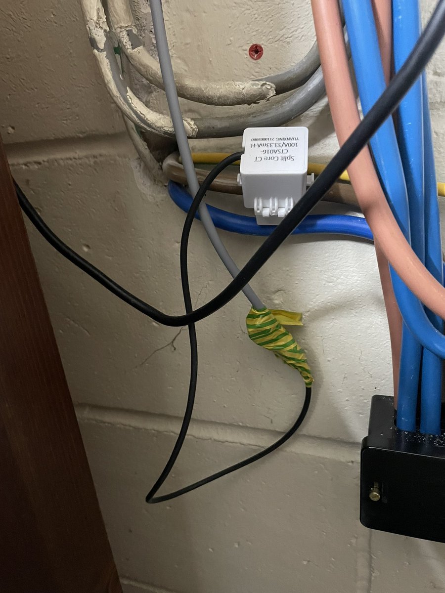 akincadeelec's tweet image. Looks like the one-a-day #solar gang are back in town 😒
I dread to think what they paid for this 💩 too
Found in a client’s property today.
#badpractice #poorworkmanship