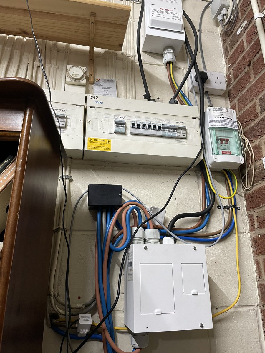 akincadeelec's tweet image. Looks like the one-a-day #solar gang are back in town 😒
I dread to think what they paid for this 💩 too
Found in a client’s property today.
#badpractice #poorworkmanship