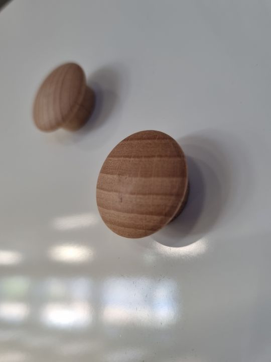 Skridr's tweet photo. Visste du at vi har tavletilbehør i tre? Vi har varianter for både glasstavler og ordinære tavler. Sjekk ut sortimentet her: https://t.co/LFLVO4woOO https://t.co/BdLImiJIWP