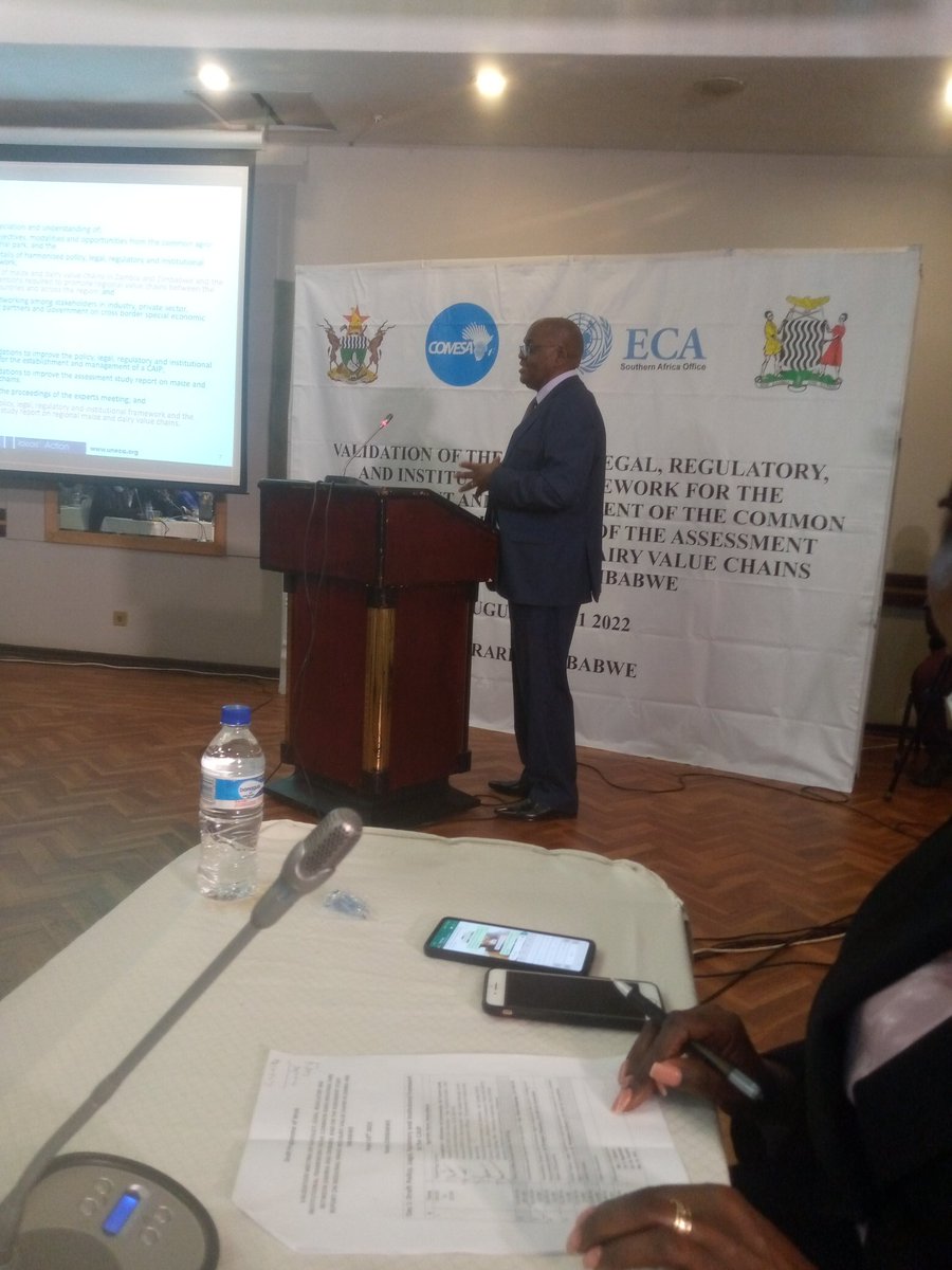 Min_of_IC's tweet photo. Mr. Oliver Maponga, @ECA_SRO_SA giving the overview and objectives of the AEGM #CAIP #agroindustrialpark #maizevaluechain #dairyvaluechain
#Agriculture #Zambia #Zimbabwe #regionalintegration https://t.co/9OP695nMcb