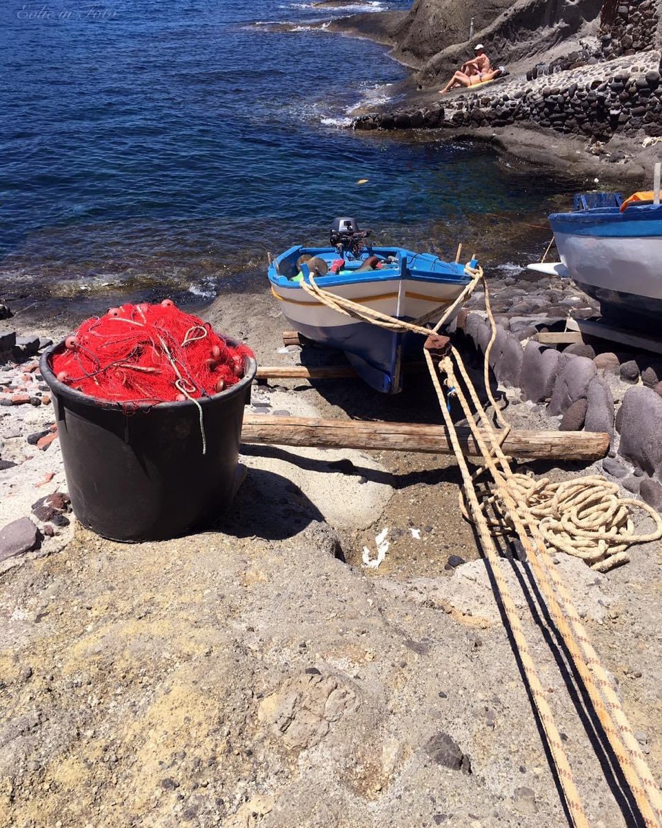 Eolieinfoto's tweet photo. A Salina esattamente a Pollara In questo piccolo scalo … il pescatore #daSolo si tira la sua barchetta …#eolieinfoto vi augura un buon San Lorenzo https://t.co/Eg07tABxP0