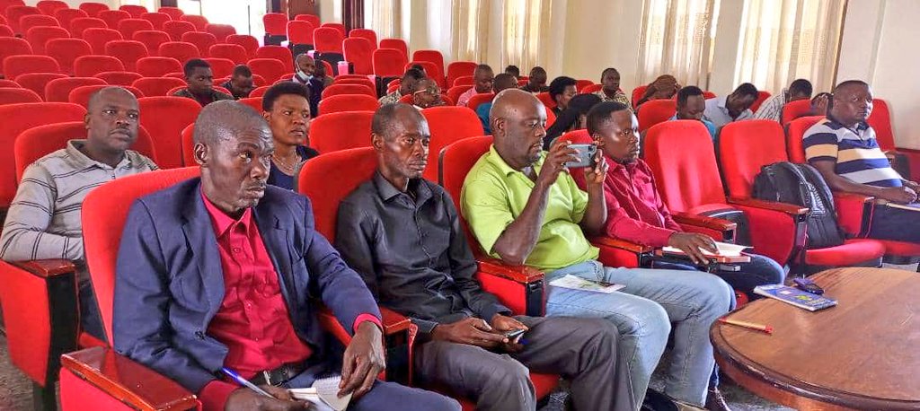 Muhangadis's tweet photo. #BiriKuba: Mu cyumba cy'inama cy'Akarere; V/Mayor @BIZIMANA_Erick ayoboye inama nyunguranabitekerezo ku kurwanya isuri yahuje ubuyobozi bw'Akarere, Imirenge, RAB n'abafatanyabikorwa batandukanye, aho bari kurebera hamwe ingamba zo kurushaho kwihutisha ibikorwa byo kurwanya isuri https://t.co/SfWcJSloON