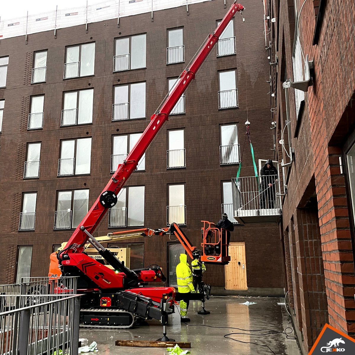 jekkocranes's tweet photo. First, second or third floor? 🏢
Hundborg Transport placing balconies with the electric SPX650 in Copenaghen. 
Great work! 💪🦎

#jekko #jekkocranes #liftingsolutions #SPX650 https://t.co/jOL6dZeWXZ