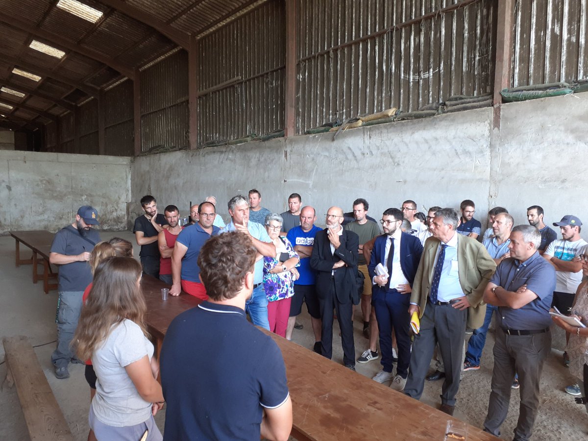 Fdsea/Ja/chbre d'agriculture: le préfet du 43, Eric Etienne s'est rendu Gaec Du PreRond, chez Emeline et Maxime Deberle à  St Privat de Dragon : la sécheresse,  les Sie, la grêle,  l'achat de fourrage, les pertes engendrées sur les différents secteurs #fdsea43 #ja43
