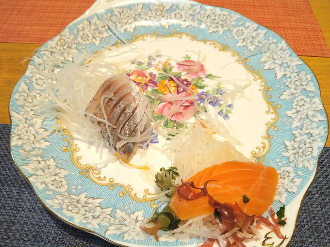 私が刺身のツマをモリモリ食べてたら「アンタ! そんな物は食べる物じゃない! 私は今まで食べたことはない! ただの敷物で捨てる物だって教えなかった?」と愚母。どこの世間知らずな大富豪のお嬢様だ?…と、刺身のツマだけをモリモリ食べたい私は思うのでした。 