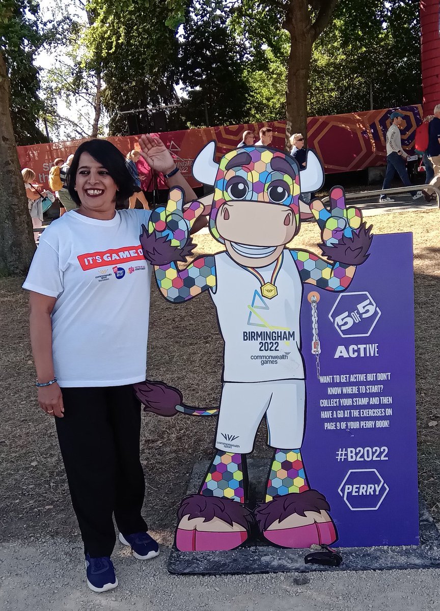 sportrelief's tweet image. A little highlight~

Despite some painful sciatica, Minaxi joined the #Move22 challenge and walked 22 miles during the #B2022 Games last week. With family &amp;amp; friends she's raised £1376 (!) 😯

🌟Thank you!🌟
Hope you got some autographs! #Inspiration @birminghamcg22