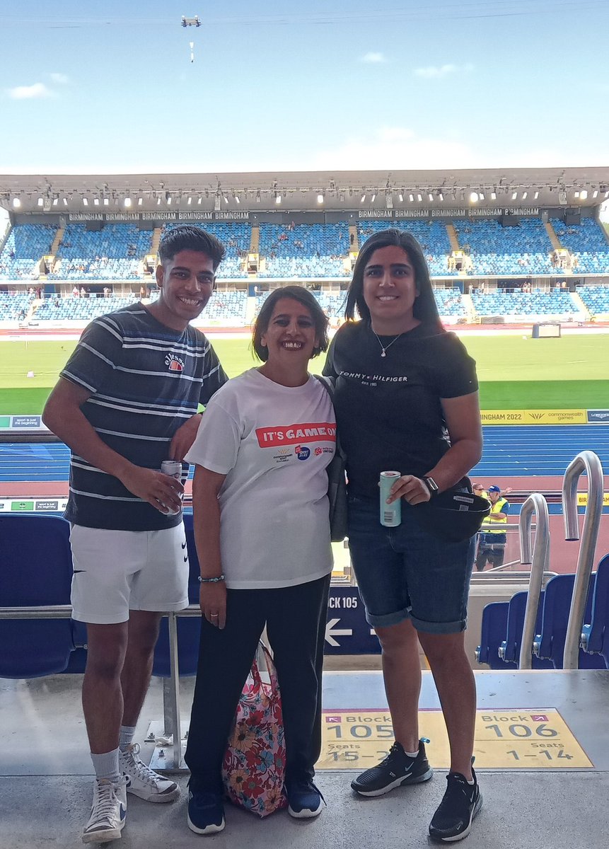 sportrelief's tweet image. A little highlight~

Despite some painful sciatica, Minaxi joined the #Move22 challenge and walked 22 miles during the #B2022 Games last week. With family &amp;amp; friends she's raised £1376 (!) 😯

🌟Thank you!🌟
Hope you got some autographs! #Inspiration @birminghamcg22