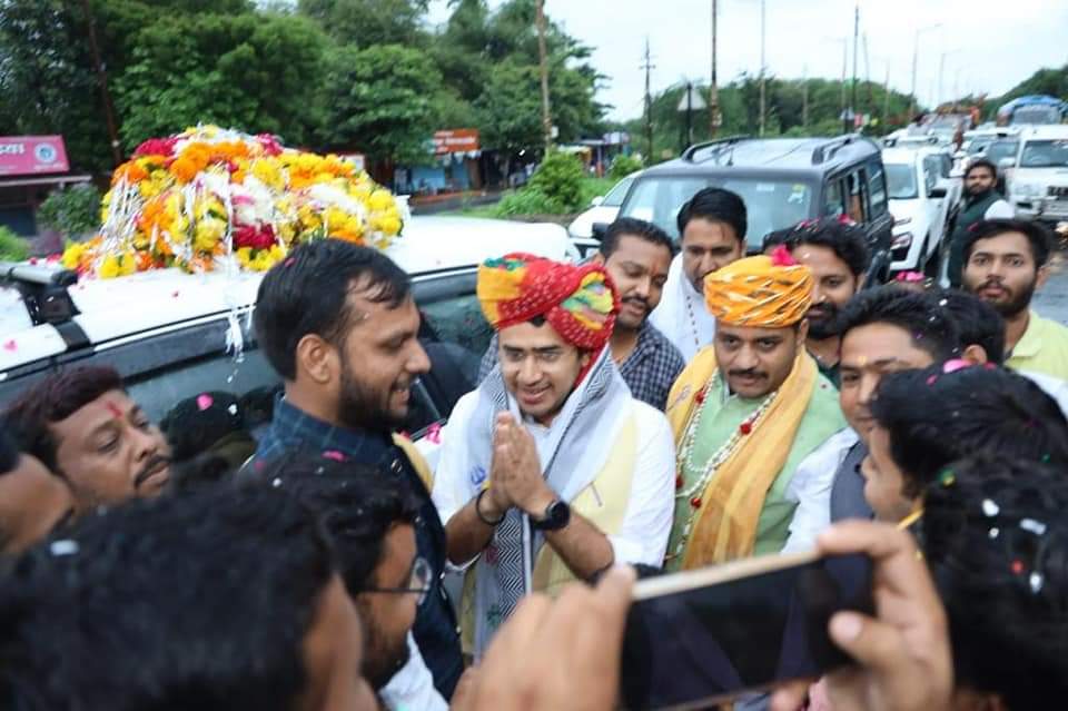 _AmeySharma's tweet photo. बाबा महाकाल की नगरी उज्जैन पधारे 
भारतीय जनता युवा मोर्चा के यशस्वी राष्ट्रीय अध्यक्ष मा. @Tejasvi_Surya जी एवं माननीय प्रदेशाध्यक्ष श्री @vaibhavpawarmp जी, राष्ट्रीय महामंत्री माननीय @rohit_chahal जी का भारतीय जनता युवा मोर्चा उज्जैन ने हार्दिक अभिनंदन किया।

@MPBJYM https://t.co/IjfBjbtFn5