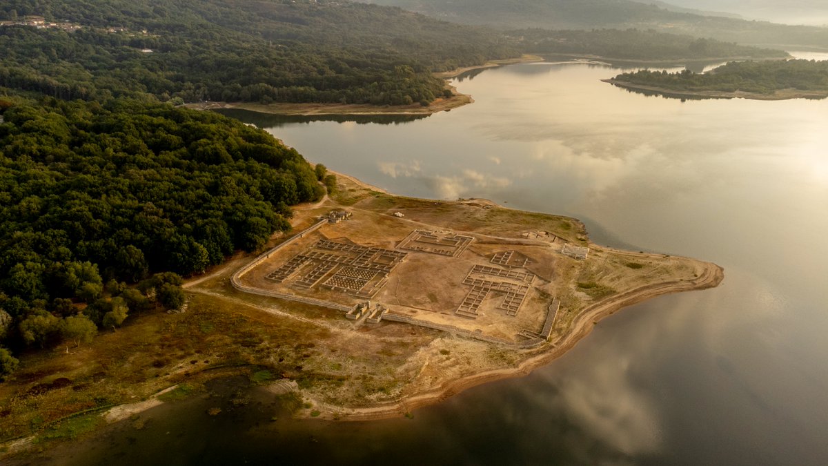 javier_fraiz's tweet photo. El descenso del embalse ourensano das Conchas, que está al 49%, hace más visible el yacimiento romano de Aquis Querquennis, en Bande, que data del siglo I.
https://t.co/i414GKGan3
*
📷@brais_lorenzo https://t.co/GManLLRLCz