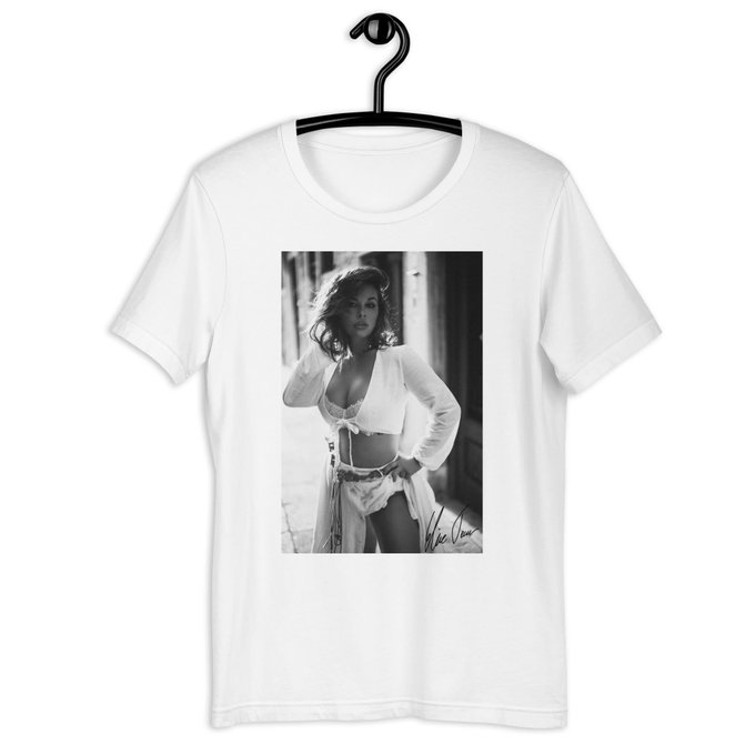 Toiveisiinne on vastattu ja vihdoinkin ulkona on nimmarilla varustettu fanipaita. T&auml;m&auml; upea ajaton valkoinen<a href="/tag/playboy"class="tags"><span>#playboy</span></a><a href="/tag/model"class="tags"><span>#model</span></a><a href="/tag/playboybunny"class="tags"><span>#playboybunny</span></a><a href="/tag/artist"class="tags"><span>#artist</span></a><a href="/tag/photoart"class="tags"><span>#photoart</span></a>