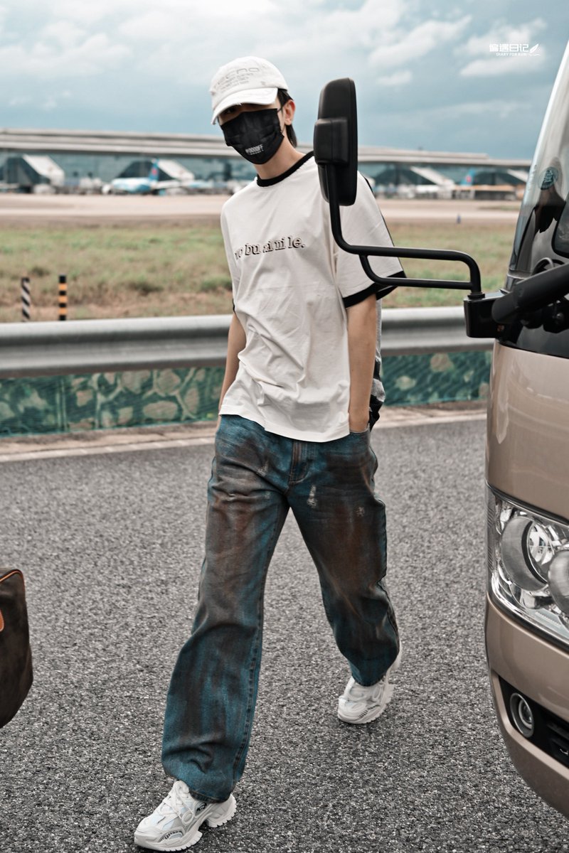 AlwaysCaiXukun's tweet photo. 220810 Guangzhou 🛫 Xiamen
 
"wo bu ai ni le" (I don't love you anymore) 🤭

Ⓒ 偏遇日记_蔡徐坤
#CaiXukun #蔡徐坤 https://t.co/ErIiulzrGo