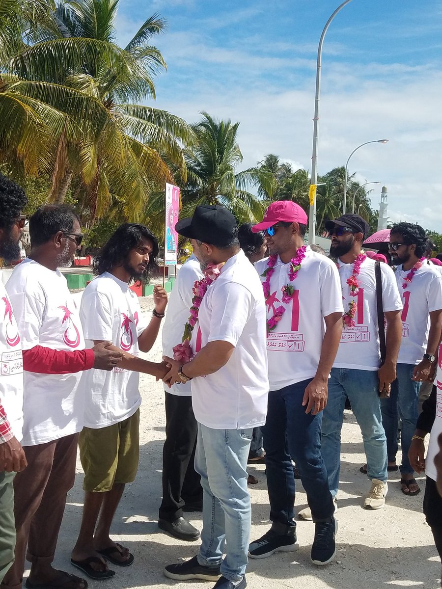 BigeyBrow's tweet photo. #HeppingNow
Thaa.Gaadhiffushi ah @ProgressPartyMV ge leadership team vadaigathun.
#CandidateNo1 #Hawwa https://t.co/gmhFEOrmai