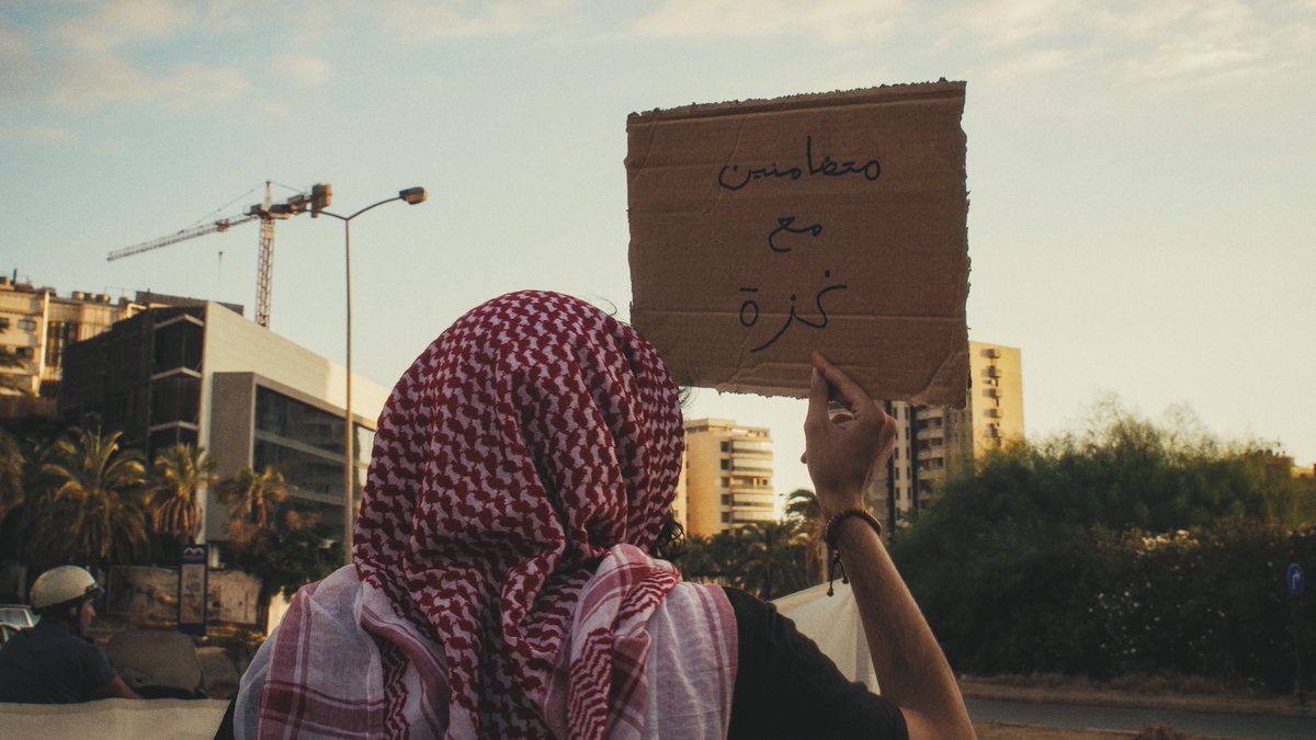 Propaganda_rm's tweet photo. ٨ آب ٢٠٢٢، من المسيرة في بيروت التحاماً مع غزة و المقاومة الفلسطينية بوجه الإحتلال الصهيوني و سفارات أنظمة التطبيع البرجوازية من مصر الى الإمارات. https://t.co/wHkuYdbRB7
