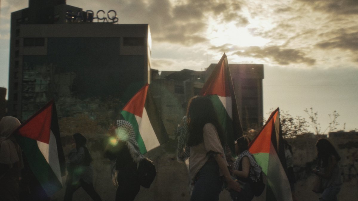 Propaganda_rm's tweet photo. ٨ آب ٢٠٢٢، من المسيرة في بيروت التحاماً مع غزة و المقاومة الفلسطينية بوجه الإحتلال الصهيوني و سفارات أنظمة التطبيع البرجوازية من مصر الى الإمارات. https://t.co/wHkuYdbRB7