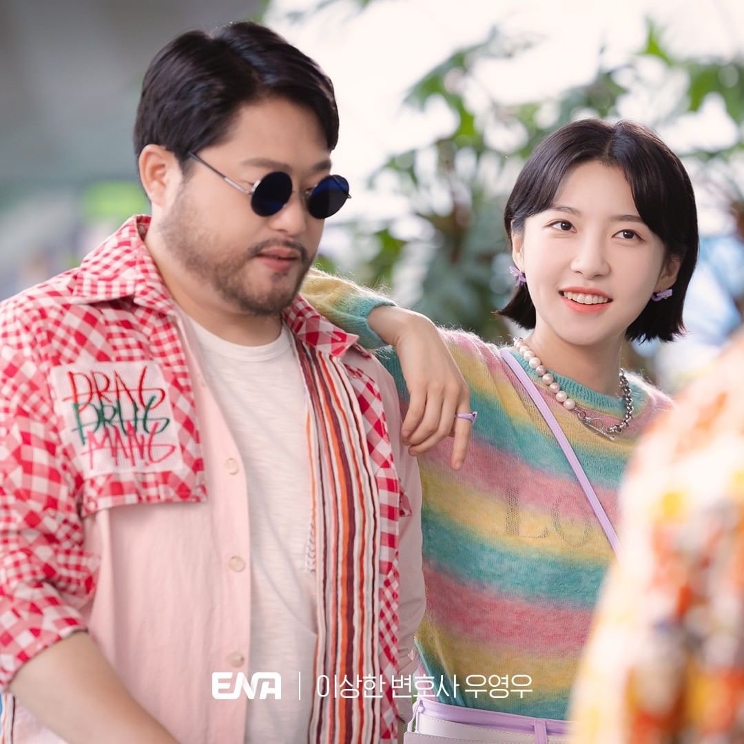 TheDramaWorld2's tweet photo. PHOTO: Woo Young Woo meets Lee Joon Ho's older sister!😲👪🥰

Don't miss episode 13 airing tonight on Netflix!

#ExtraordinaryAttorneyWoo #ParkEunBin #KangTaeOh #koreandramas #kdramas #kdrama #koreandrama #Netflix #kpop #korea https://t.co/yp9myabZiV