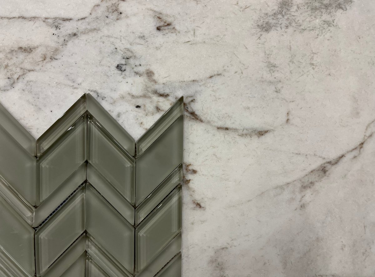 ArizonaTile's tweet photo. Adding a pop of color to the backsplash can be eye-cathing and beautiful! Featuring Calacatta Umber Honed with Islandia Caicos Chevron Mesh.
Click here to learn more:
https://t.co/VuLLWNUv9t
https://t.co/S7IlqxZnTH
#arizonatile #marblecountertop #chevrontile #glasstile https://t.co/bAaiay8VxE