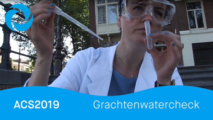 'Aan die kant is de Amstel, aan die kant het riool'. Een paar weken nog, dan is tijd voor de Amsterdam City Swim, is het water wel schoon genoeg voor de duizenden deelnemers om in te zwemmen? 🏊♀️ Ook dit jaar checken we het water, kijk hoe we dat doen! https://t.co/XcmH79ObP7