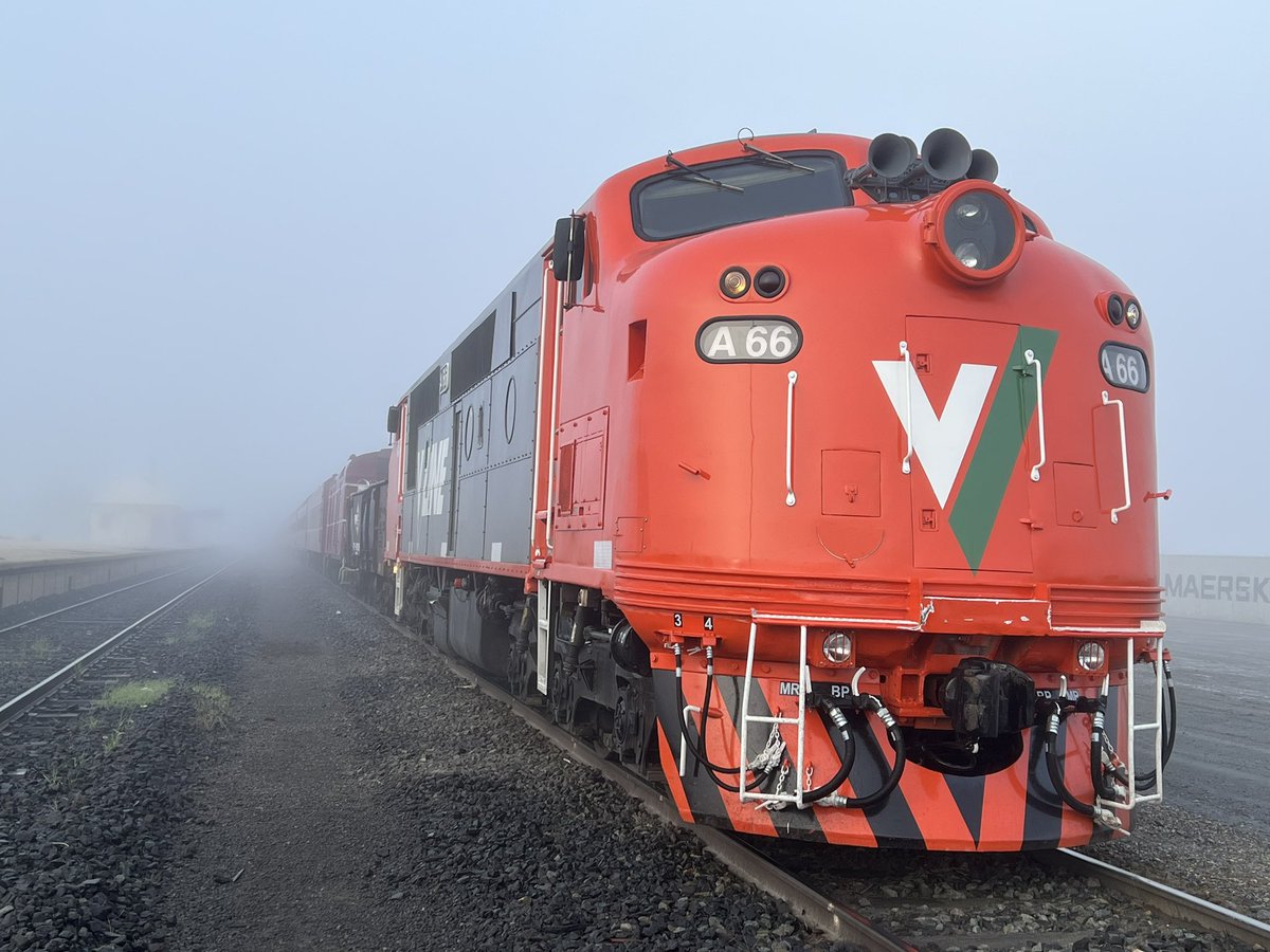 707_operations's tweet photo. Some engine and train shots of last weekends #slowrail #journey. #Riverlander #tourism @BenCarrollMP @JacintaAllanMP @TaniaMaxwellMP @VLine @VicGovDoT @VicTrack_Vic #heritage next tour tix selling #siloart @RD_Vic @AliCupper #train @sleeping_train https://t.co/d7zs4g6Ojh