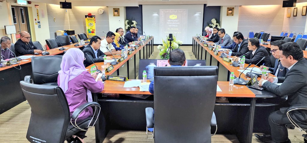Mesyuarat Pengurusan Tertinggi  JKR Terengganu Bil 6/2022 di Pengerusikan oleh YBrs. Tn. Pengarah Ir. Haji Md. Ridzwan bin C.Chik  @IrMdridzwan di Bilik Gerakan Wisma Negeri.
<a href="/JKRMalaysia/">JKR Malaysia</a> <a href="/IrZulkefly/">Mohd Zulkefly S</a> <a href="/HasliJKR/">Hasli Ibrahim (Ir. Dr.)</a> <a href="/SaigaiSuhaila/">suhaila saigai</a>