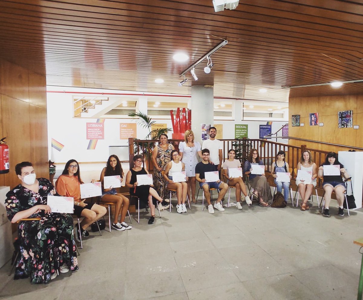 O pasado 1 de agosto rematamos o curso de verán de lingua de signos organizado polo Concello de Redondela. A alcaldesa, Digna Rivas, fixo entrega dos diplomas ás persoas participantes. Foi un pracer compartir este curso con todas vós! 🙌🏼💗

#Redondela #formación #linguadesignos