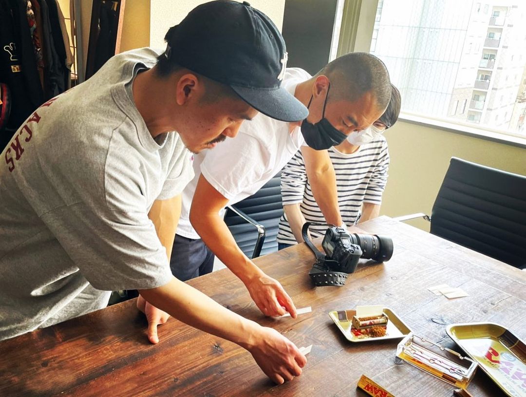 RAWRollingPaper's tweet photo. RAW Look Style Book撮影風景。
初のRAWオリジナル・ルック本は楽しく真剣に深夜まで撮影。関わって頂いた全ての人達に感謝です。🙏🙏🙏
#raw #rawthentic
#rawjapan #rawlife
#rawpaper #rawrollingpapers
#rawlook #rawstyle
@murakenphoto https://t.co/QxCNFpfSDo