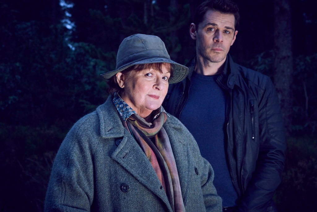 KN_Detectives's tweet image. Vera is terug! 🕵️‍♂️ Er wordt een man doodgeslagen op de ochtend dat hij zou getuigen in een rechtszaak. Vera en haar team komen er al snel achter dat er nog veel meer speelde.

🔍 KRO-NCRV Crime: #vera (S11), za 13 aug om 22.10 uur bij @KroNcrv op @NPO2.